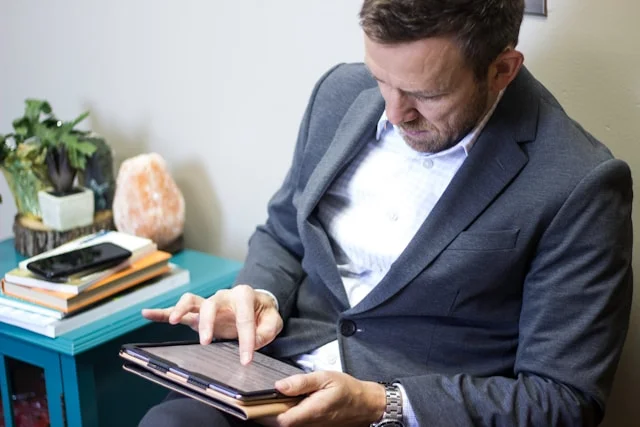 Avocat submergé par les tâches administratives au bureau